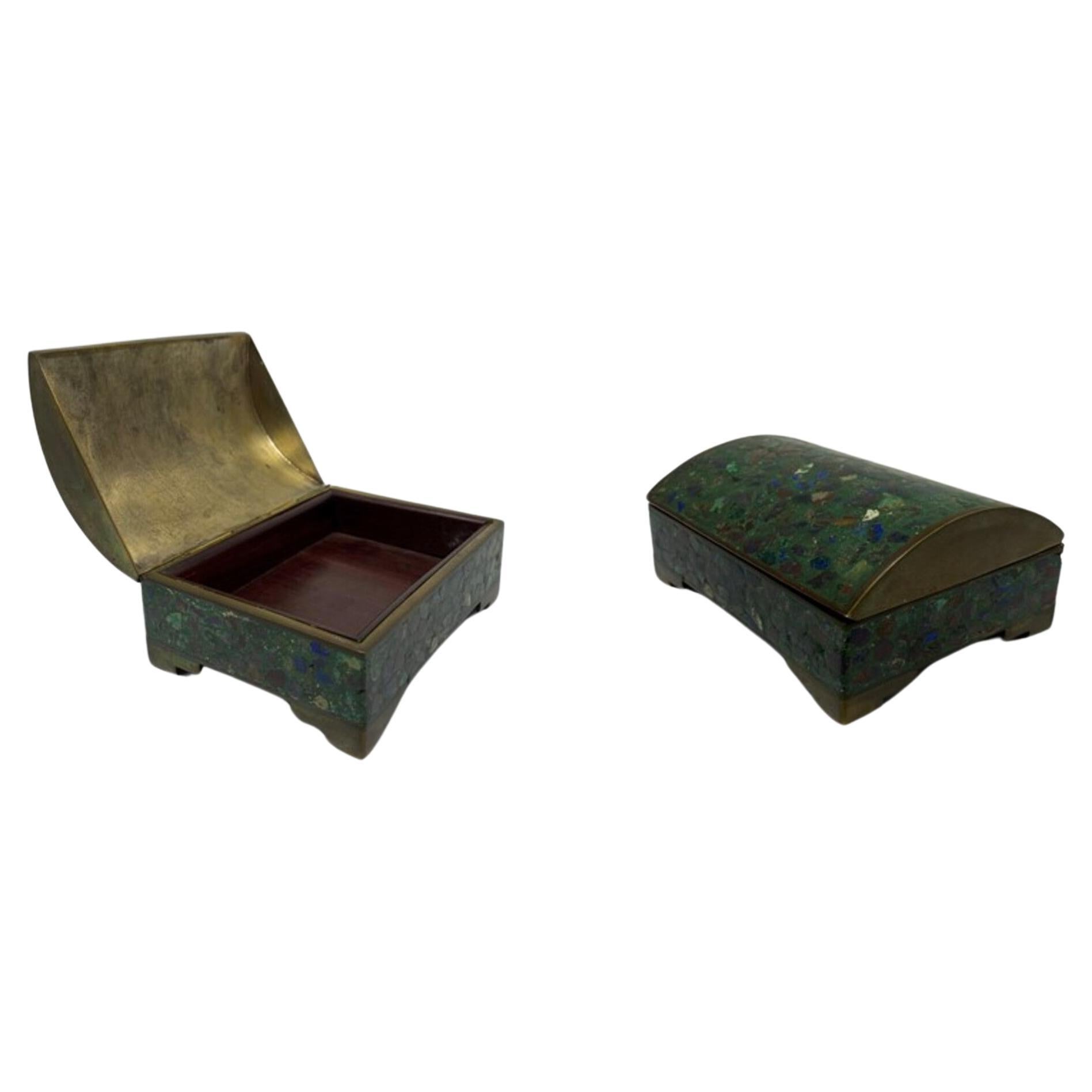 Boîte à bibelots décorative du milieu du siècle en malachite, azurite et laiton Stock Limité
